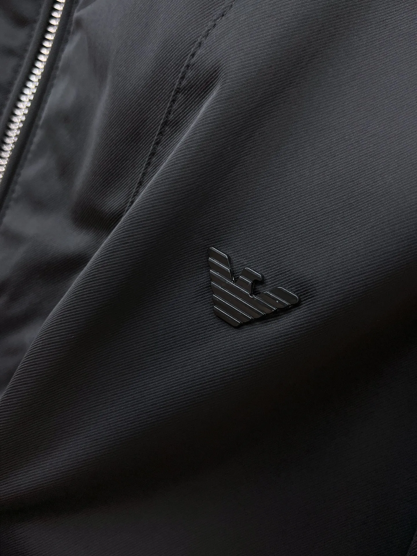 Armani official website Same Style, complete with three labels, on sale in advance. 2026 Autumn and Winter New Arrival men's jacket, Original with complete three labels, Premium version. Custom-made fabrics at the counter. Breathable, high comfort, impeccable details, brand element design concept, reflecting high quality. It feels delicate and soft, presents a casual cut, and has a great upper body shape. Sizes: M～3XL,